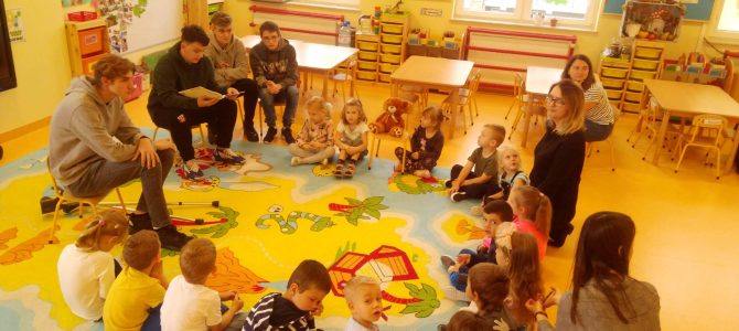 Młodzież czyta dzieciom Młodzież czyta dzieciom